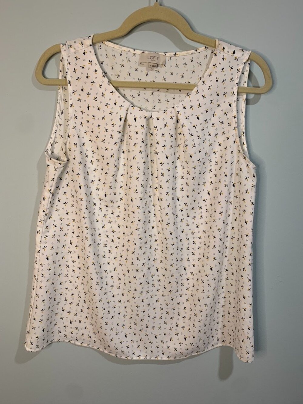LOFT Sleeveless Blouse Medium White Floral Print Pleated Front Lightweight Top